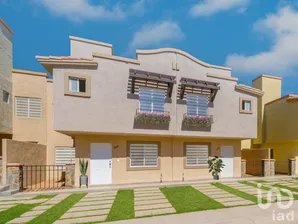 NEX-302007 - Casa en Venta, con 3 recamaras, con 3 baños, con 107 m2 de construcción.