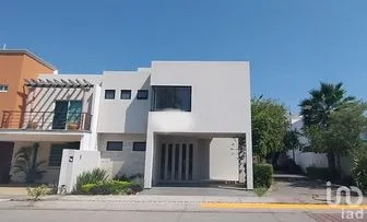 NEX-203017 - Casa en Venta, con 3 recamaras, con 3 baños, con 325 m2 de construcción.