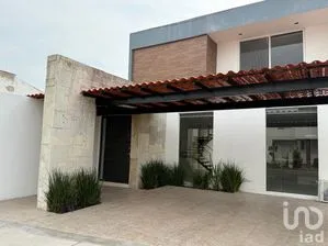 NEX-303411 - Casa en Venta, con 3 recamaras, con 3 baños, con 170 m2 de construcción.