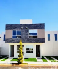 NEX-52395 - Casa en Venta, con 3 recamaras, con 2 baños, con 90 m2 de construcción.