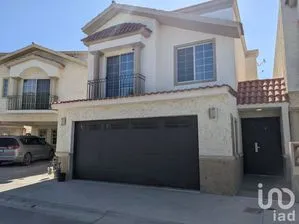 NEX-186589 - Casa en Renta, con 3 recamaras, con 2 baños, con 186 m2 de construcción.