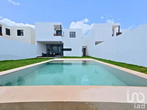 NEX-48395 - Casa en Venta, con 3 recamaras, con 4 baños, con 350 m2 de construcción.