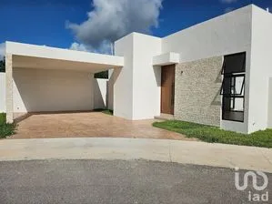 NEX-59007 - Casa en Venta, con 4 recamaras, con 4 baños, con 210 m2 de construcción.