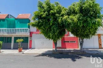 NEX-256151 - Casa en Venta, con 6 recamaras, con 4 baños, con 230 m2 de construcción.