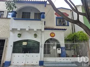 NEX-263475 - Casa en Renta, con 3 recamaras, con 2 baños, con 238 m2 de construcción.