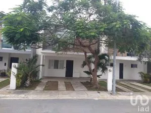 NEX-214783 - Casa en Renta, con 3 recamaras, con 2 baños, con 260 m2 de construcción en Quetzales (Supermanzana 523), CP 77533, Quintana Roo.