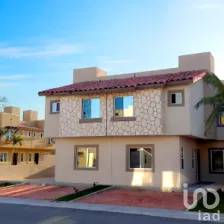 NEX-255595 - Casa en Venta, con 3 recamaras, con 3 baños, con 118 m2 de construcción.