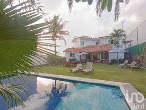 NEX-293619 - Casa en Venta, con 3 recamaras, con 4 baños, con 260 m2 de construcción en Oaxtepec Centro, CP 62738, Morelos.