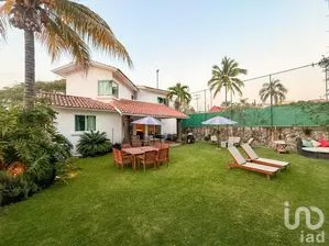 NEX-293619 - Casa en Venta, con 3 recamaras, con 4 baños, con 260 m2 de construcción.
