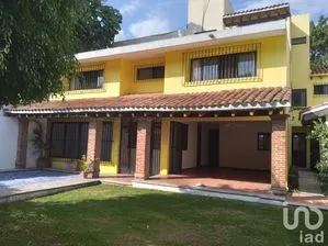 NEX-177393 - Casa en Venta, con 3 recamaras, con 4 baños, con 440 m2 de construcción en Palmira Tinguindin, CP 62490, Morelos.