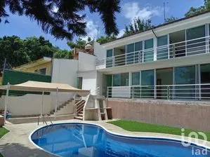 NEX-233096 - Casa en Venta, con 3 recamaras, con 3 baños, con 226 m2 de construcción.