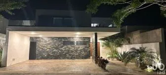NEX-255646 - Casa en Venta, con 3 recamaras, con 4 baños, con 260 m2 de construcción.