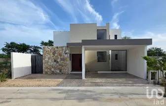 NEX-305429 - Casa en Venta, con 3 recamaras, con 4 baños, con 229 m2 de construcción.