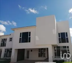 NEX-60708 - Casa en Venta, con 3 recamaras, con 4 baños, con 319 m2 de construcción.