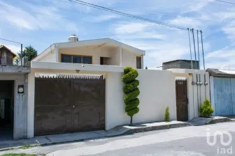 NEX-60716 - Casa en Venta, con 6 recamaras, con 4 baños, con 286 m2 de construcción.