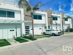 NEX-60781 - Casa en Venta, con 3 recamaras, con 3 baños, con 189 m2 de construcción en San Isidro, CP 52105, México.
