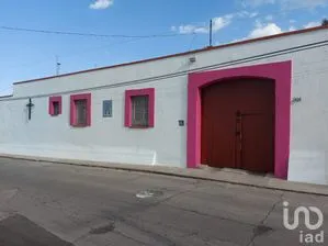 NEX-167356 - Casa en Venta, con 5 recamaras, con 2 baños, con 369 m2 de construcción.