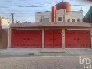 NEX-264622 - Casa en Venta, con 4 recamaras, con 5 baños, con 443 m2 de construcción.