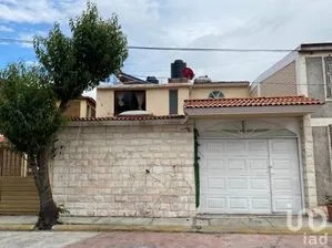 NEX-303591 - Casa en Renta, con 5 recamaras, con 3 baños, con 220 m2 de construcción.