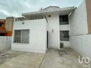 NEX-238784 - Casa en Venta, con 5 recamaras, con 2 baños, con 180 m2 de construcción.