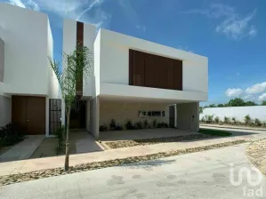 NEX-67310 - Casa en Venta, con 4 recamaras, con 5 baños, con 418 m2 de construcción en Xcanatún, CP 97302, Yucatán.