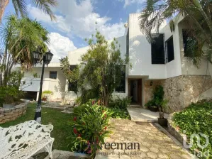 NEX-75093 - Casa en Venta, con 4 recamaras, con 5 baños, con 1550 m2 de construcción en Jardines de Mérida, CP 97135, Yucatán.