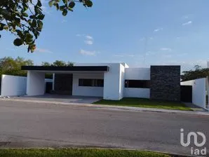 NEX-269948 - Casa en Venta, con 4 recamaras, con 5 baños, con 345 m2 de construcción en Jardines de Rejoyada, CP 97307, Yucatán.