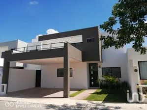 NEX-295303 - Casa en Renta, con 3 recamaras, con 3 baños, con 220 m2 de construcción.