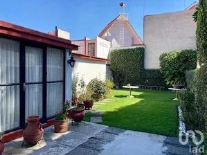 NEX-280161 - Casa en Venta, con 4 recamaras, con 2 baños, con 325 m2 de construcción en Jardines de San Mateo, CP 53240, Estado de México.