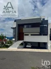 NEX-280190 - Casa en Venta, con 3 recamaras, con 4 baños, con 626 m2 de construcción.
