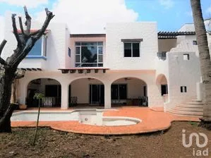 NEX-267199 - Casa en Renta, con 4 recamaras, con 5 baños, con 700 m2 de construcción en Benito Juárez Nte, CP 97119, Yucatán.