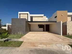 NEX-276110 - Casa en Venta, con 4 recamaras, con 5 baños, con 316.97 m2 de construcción.