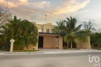 NEX-288057 - Casa en Venta, con 3 recamaras, con 4 baños, con 435.75 m2 de construcción en Jardines de Rejoyada, CP 97307, Yucatán.