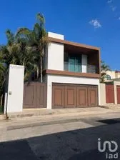NEX-299128 - Casa en Venta, con 5 recamaras, con 7 baños, con 555.96 m2 de construcción.
