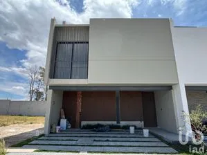 NEX-273409 - Casa en Venta, con 3 recamaras, con 2 baños, con 240 m2 de construcción.