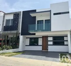 NEX-273420 - Casa en Venta, con 4 recamaras, con 4 baños, con 218 m2 de construcción.