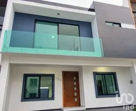 NEX-273423 - Casa en Venta, con 4 recamaras, con 5 baños, con 235 m2 de construcción.
