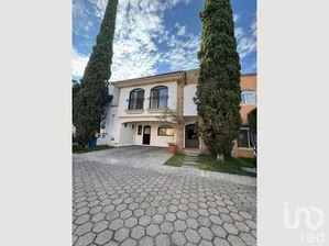 NEX-275203 - Casa en Venta, con 3 recamaras, con 4 baños, con 220 m2 de construcción.