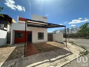 NEX-292934 - Casa en Renta, con 3 recamaras, con 2 baños, con 118 m2 de construcción en Los Héroes, CP 97306, Yucatán.