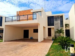 NEX-74331 - Casa en Venta, con 3 recamaras, con 4 baños, con 265 m2 de construcción en Cholul, CP 97305, Yucatán.