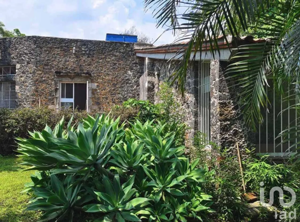 Casa en Venta en Santiago Tepetlapa, Tepoztlán, Morelos | NEX-282088 | iad México | Foto 2 de 16