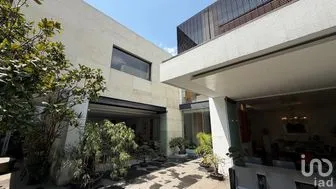 NEX-295389 - Casa en Venta, con 4 recamaras, con 4 baños, con 640 m2 de construcción.