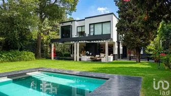 NEX-300658 - Casa en Venta, con 4 recamaras, con 4 baños, con 975 m2 de construcción.