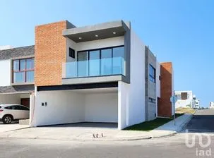 NEX-285188 - Casa en Venta, con 3 recamaras, con 2 baños, con 204 m2 de construcción en Lomas de la Rioja, CP 95264, Veracruz.