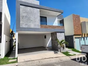NEX-285189 - Casa en Venta, con 3 recamaras, con 3 baños, con 223 m2 de construcción en Lomas de la Rioja, CP 95264, Veracruz.