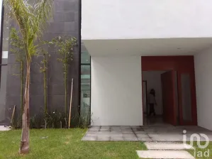 NEX-71741 - Casa en Venta, con 4 recamaras, con 4 baños, con 450 m2 de construcción.