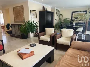 NEX-72639 - Casa en Venta, con 3 recamaras, con 3 baños, con 457 m2 de construcción.