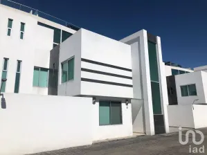 NEX-110839 - Casa en Renta, con 4 recamaras, con 4 baños, con 320 m2 de construcción.