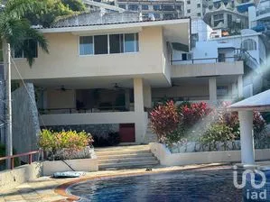 NEX-299168 - Casa en Venta, con 3 recamaras, con 3 baños, con 643 m2 de construcción.