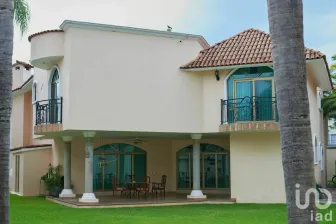 NEX-75926 - Casa en Venta, con 5 recamaras, con 6 baños, con 890 m2 de construcción.